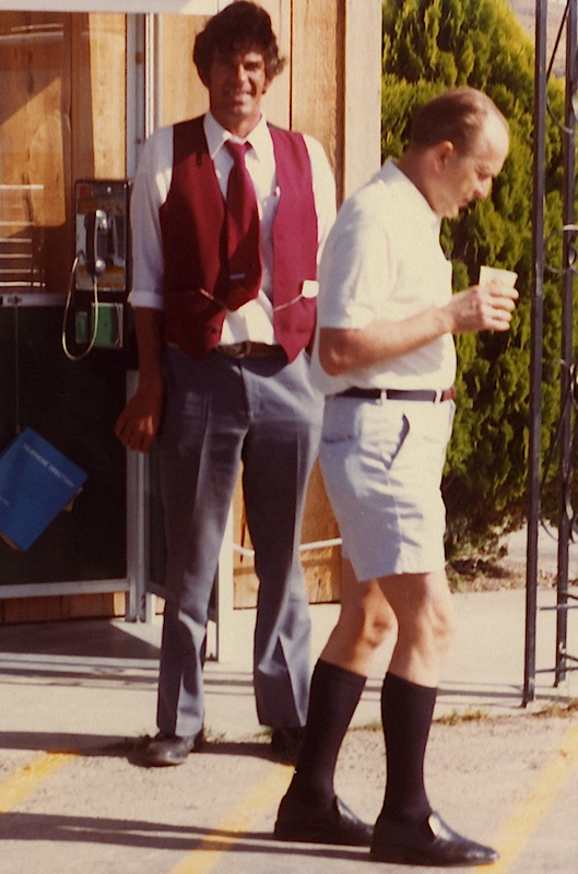 Bussijuht Hank Tibben (vas) ja reisijuht Kalju Jõgi puhkepausil.