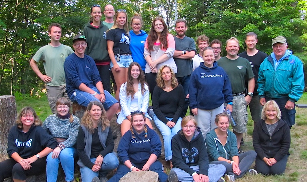 Vasakult ees Lydia Van der Veen, Ingrid Kütt, Pia Poolsaar, Eva Kütti, Kaili Kald, Krista Tamm ja Kristiina Valter McConville; teises reas vas. James (Hanslep) Brine, Andres Jeeger, Teija Jõgi, Ellen (Silm) Müürsepp, Tiina Kai Paluoja, Alrek Meipoom, saunamees Aleks Kivi ja Enn Kiilaspea. Taga vas. Talvi Parming, Endel Mell, Liis Jõgi, vetelpäästja Liisbet Valter-Kalm, Lia Terts, Mark Merilo, vetelpäästja Tomas Vilde ja Eric Sehr. Pildilt puudub Peter Türk. Foto: Riina Kindlam