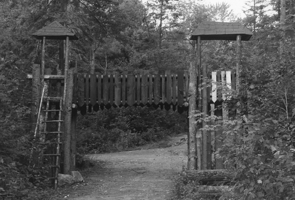 Kes mäletab seda Kotkajärve laagriehitist, mis linnuseväravat meenutab? See tuli vastu Anton Õunapuu väljakult allamäge skautide all-laagrite poole minnes ja oli üks viimastest suurejoonelistest laagriväravatest, mis püsis pikki aastaid. Foto: Heino Jõe kogust