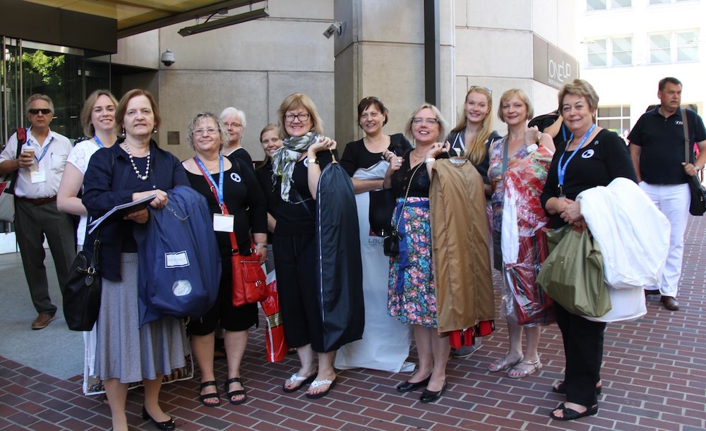 Estonia Koori liikmed LEP-ESTO peahotelli ees teel Calvary Presbyterian Kirikusse laulupeoks. Foto: Riina Klaas