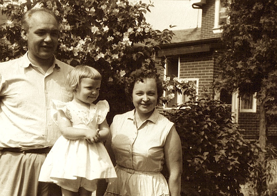 Mari 1958. aastal isa ja emaga. Foto: perekonnaarhiiv