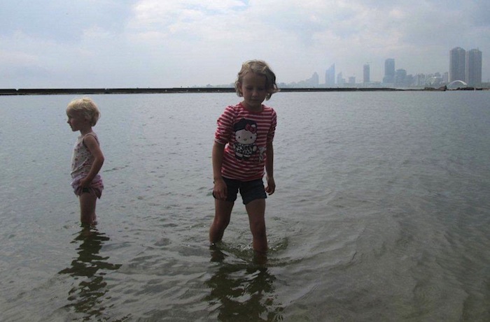 Mitte neile koduses Läänemere vees, vaid jalgupidi Ontario järves, Sunnyside'i rannas, Humberi jõe suudme lähedal. Foto, kui olulise paiga jäädvustamine. Siinsamas lähedal on möödunud minu esivanemate Eestist võõrsilolev elu ja minu enda esimesed kümnendid. Rand, lähedalolevate tänavate, kiirtee ja raudtee ristmikud, park ja haigla -- kõik on pere ajaloos märgilise tähendusega, seega ka foto, eriti kaugelt vaadatuna. Küllap kunagi tunnevad mu lapsed seda fotot vaadates sama, mida mina, kui seisan paljude Eesti veekogude kaldail: „Siin see kõik toimuski. Ja mina ka varbaga sees." Foto: Riina Kindlam