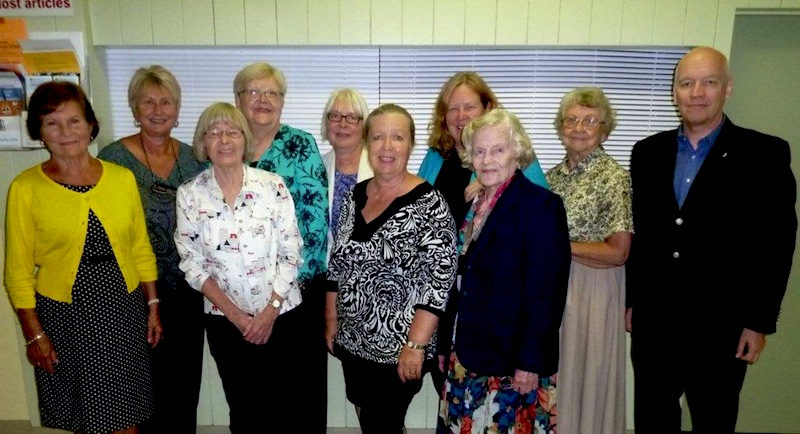 Toronto Eesti Seltsi juhatus 2013. Ees vasakult: Ivi Kiilaspea, Leida Helde, Anne Liis Keelmann, Leida Pajur. Tagant vasakult: Elle Rosenberg, Anne Orunuk, Asta Lokk, Piret Komi, Siiri Lepp, Ülo Isberg.