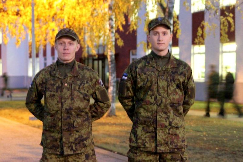 To date it hasn’t become a practice for young Estonian citizens living abroad to fulfill the compulsory military service in Estonia as legislated. However once in a while the young men are motivate perhaps by a sense of duty, a feeling of patriotism to do the basic military training as expected of the eligible draftees in Estonia. Veiko Parming and Kalle Amolins are currently with the legendary Kuperjanov battalion in southern Estonia. Both are well known in the Estonian community of Toronto. By law young men living abroad may serve the mandatory basic training on a voluntary basis. It is not a compulsory obligation for them if they have lived for seven uninterrupted years abroad. The same applies for those who have been born abroad or have lived abroad during the time preceeding their personal information being placed in the registry of military draftees. The reason a few young, eligible men living abroad receive draft notices is that national registry has them living in Estonia. Photo: Sec. Ltn. Jaanika Ojakõiv