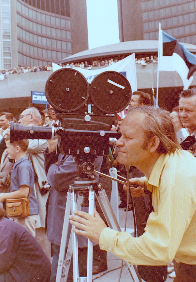 Edgar Väär at work, at the first International Black Ribbon Day demonstration at Toronto’s city hall square in 1980. Photo: Tommy Tomson