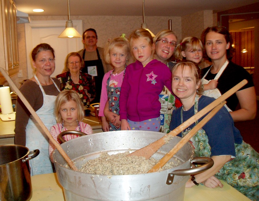 Päkapikud olid: (pildil tagareas) Reet Petersoo ja Dean Sebastian, (ees vasakult) Silvia Birk-Terts, Imbi ja Eila Uukkivi, Eliise Leivat, Maaja Uukkivi, Taimi Petersoo, Tuuli Leivat ja Kersti Toomik.