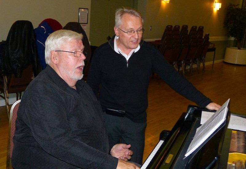 Toronto Eesti Meeskoori juht Charles Kipper koostöös esimese tenorirühma laulja Kristoffer Hessiga valmistumas 1. detsembril toimuvaks kontserdiks Eesti Majas. Foto: Andres Raudsepp