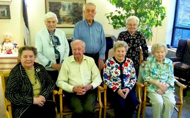 Novembrikuus Ehatares võetud foto Walnuti reiaijatega. Esimene rida vasakult: Koidula Roiser, Guri Raag, Marcella Raag, Annette Timmelman, teine rida: Milvi Väljas, Edgar Õunpuu, Silja Õunapuu. Foto: Tiiu Roiser