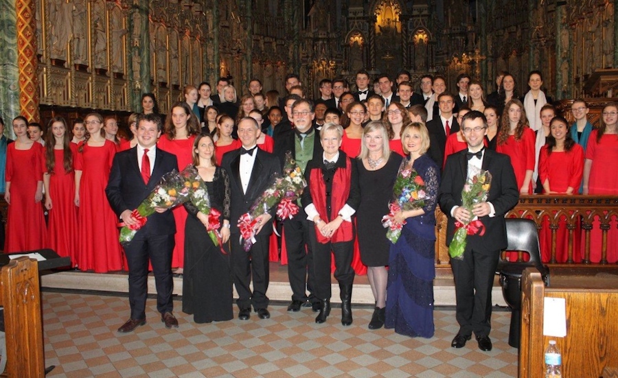 Fotol vasakult: Ryan Hofman, Calixa Lavallée kaasdirigent, Amélie Longlois, Chorale De La Salle pianist, Robert Filion, Chorale De La Salle dirigent, Laurence Ewashko, Calixa Lavallée dirigent, Marie-Anne Coninsx Euroopa Liidu suursaadik Kanadas, Ülle Baum, kontserdi peakorraldaja, Jackie Hawley, Ottawa Children's Choir dirigent ja Nick Rodgerson, Ottawa Children's Choir pianist pärast eduka kontserdi lõppu koos koorilauljatega. Foto: erakogust