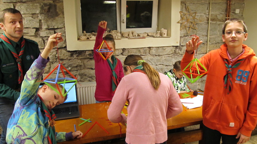 Making traditional JÕULU/KROONID (Christmas crowns) is easy, at least the basic octahedron or eight-faceted shape. You don't wear them, you hang them from the ceiling. Traditionally they're made from straw (ÕLE/KÕRRED) or reeds (PILLI/ROOG), but these cubs and scouts in the Nõmme suburb of Tallinn artfully mastered the KAHEKSA/TAHUKAS (octahedron) out of drinking straws (JOOGI/KÕRRED), which are colourful and easily available. From the left are scout leader Urmo Kesküla, Mihkel, Johanna, Liisa (with her back to us), Kristofer-Robin and Mattias. Photo: Riina Kindlam