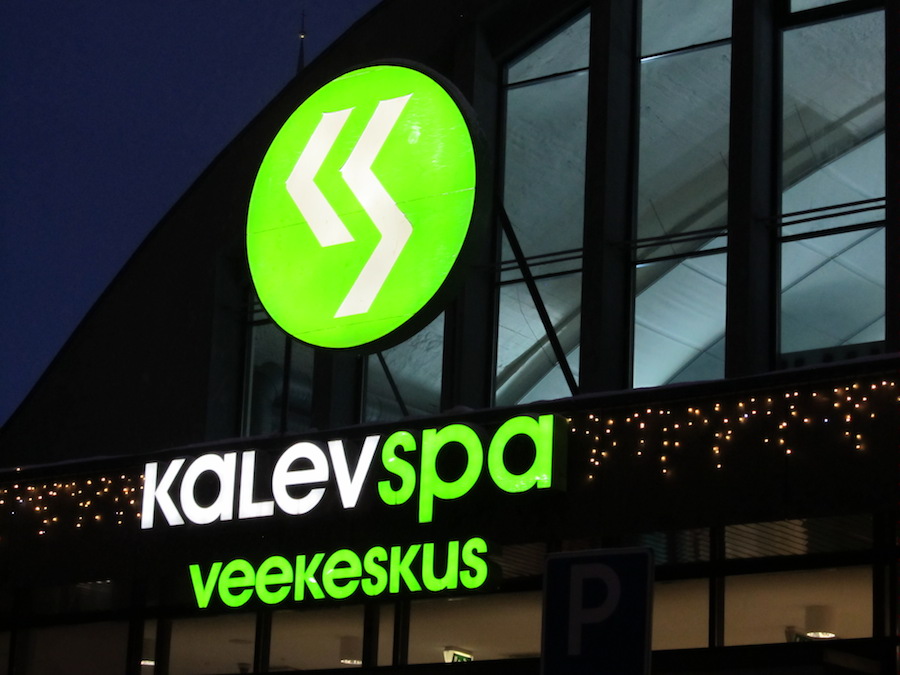 Kui me Tallinna kesklinnas asuva Kalevi ujulale 14. jaanuaril lähenesime, küsis mu tütar: „Kas jõulutulede aeg pole juba läbi?“ Kahel pool Kalev spa nimesilti põleb endiselt LED-tuledega jääpurika-tüüpi valguskardin, nagu seda Eestis nimetatakse. Jõulu- või pigem nüüd siis TALVEtuled valgustavad veel suht pimedat Tallinna, jätkuvalt rõõmustades. Tähelepanu - nimesildis on võimalik kirjaviga... Sellest rohkem loo lõpus. Foto: Riina Kindlam