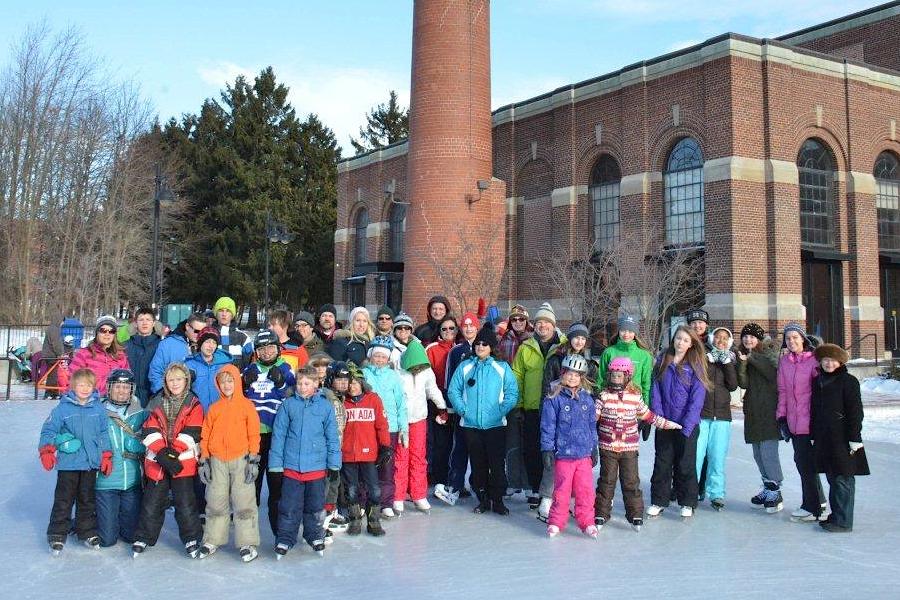 Grupipildi tagaplaanil seisab endise jõujaama hoone ja suitsutorn. Praegu kasutatakse hoonet kultuurimajana (recreation centre). Foto: skm. Enno Agur