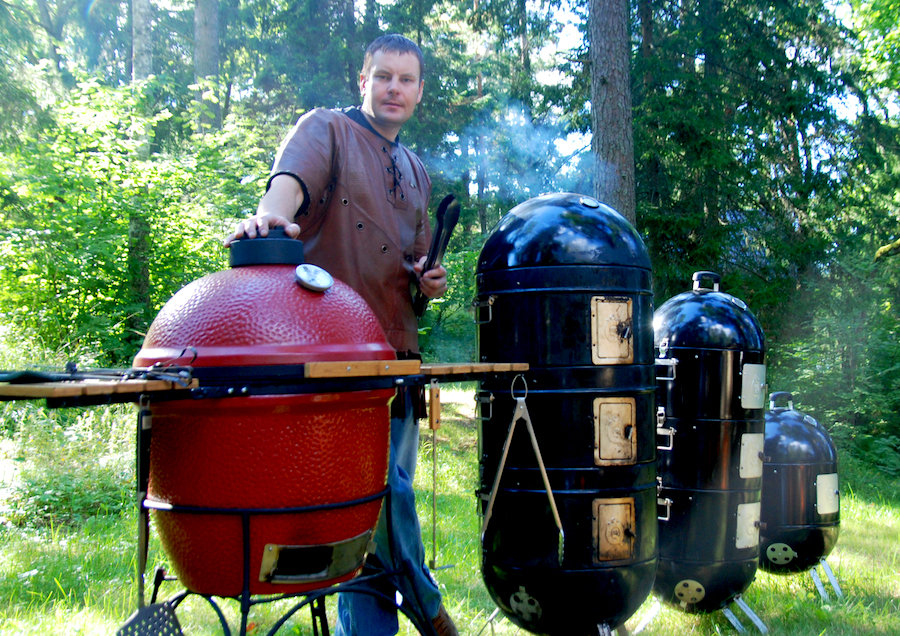 Enn Tobreluts ja ahjud metsas (vasakul Kamado Joe keraamiline grill ja paremal pool BBQ suitsuahjud)