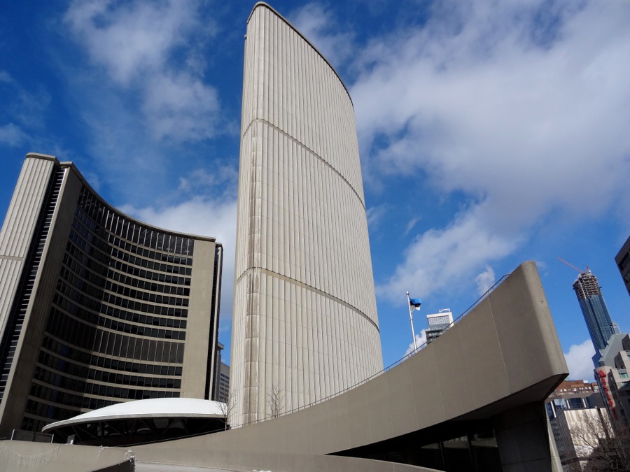 Eesti lipp Toronto Raekoja ees - foto: Eesti Elu