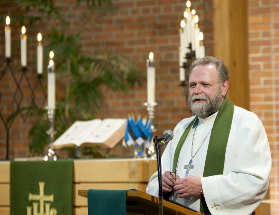 Praost Mart Salumäe jutlustamas - foto: Peeter Põldre