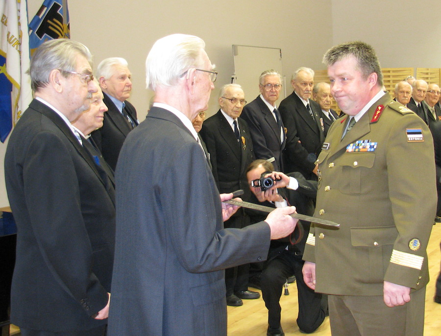 Kaitseliidu ülem brigaadikindral Meelis Kiili tänas ülesrivistatud soomepoisse mõõga – foto: Peep Pillak