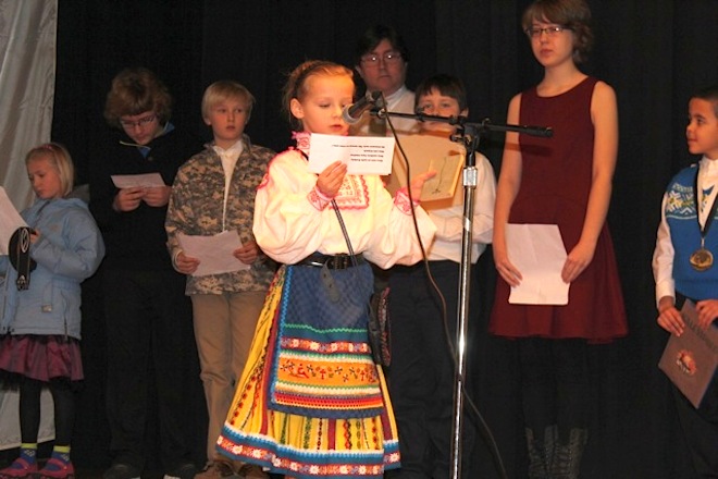 Baltimore Eesti Kooli õpilased esinemas. Katelyn Fullerton loeb: „Mina olen Lydia Koidula…”. Foto: Mare Saar