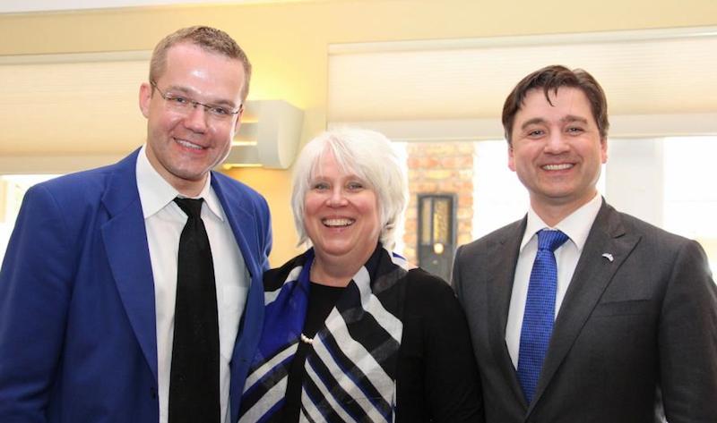 Aukülalised pianist Hando Nahkur, suursaadik Marina Kaljurand, peakonsul Sten Schwede. Foto: Monica Kallas