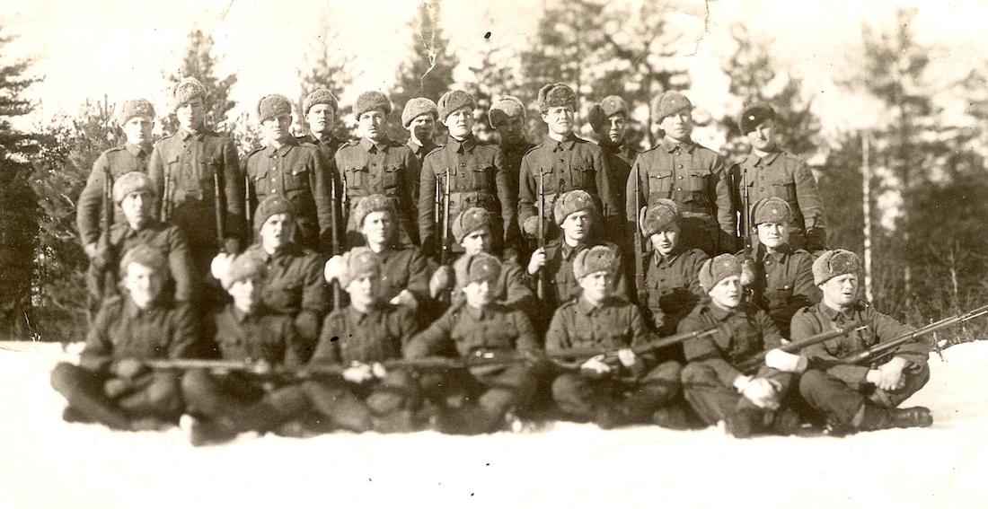 Foto Lembit Ignatsi kogust. Soomepoisid väljaõppel 10. märtsil 1944. Tagaküljel (alumine foto) on ka fotol olijate autogrammid, kuid kes on kes?