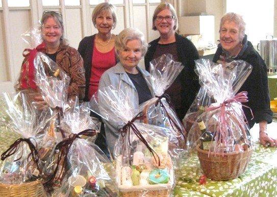 AKENi loteriikorvide koostajad - Taimi Holmberg, Reet Sepp, Inge Lane, Mai-Liis Toome, Anu Sõrra; loteriipiletite müügist laekus $1,600.00 AKENi kassasse.