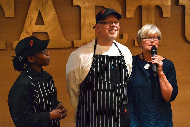 Kaja Telmet (paremal) tutvustas Bloor St W asuvat  skandinaavia toitu propageerivat Karelia Kitchenit ja selle kokkasid Leif Kravist ja Donna Ashley’t. Foto: Taavi Tamtik