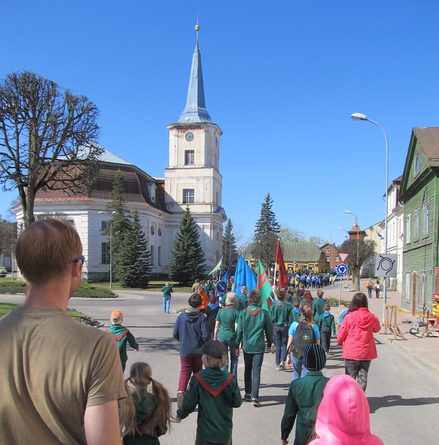 Eesti, Soome ja Läti skautidest (poistest ja tüdrukutest) koosnev jüripäeva paraad marsib Valgas 27. aprillil Jaani kiriku poole. Kiriku umber on ringtee ning sealse raekoja ees oleval platsil peatutigi. Oli pühapäeva hommik ja linn kaunis inimtühi. Keskväljakule jõudes, kui raugesid orkestri marsitaktid ja üksuste hüüud, jõudsid meieni kiriku jumalateenistuselt kõlavad orelihelid. Paraad peatus kiriku taga, mille välisseinal asub mälestustahvel Paju lahingus langenud Soome Põhja Poegadele; sinna paigaldati pärjad. Foto: Riina Kindlam