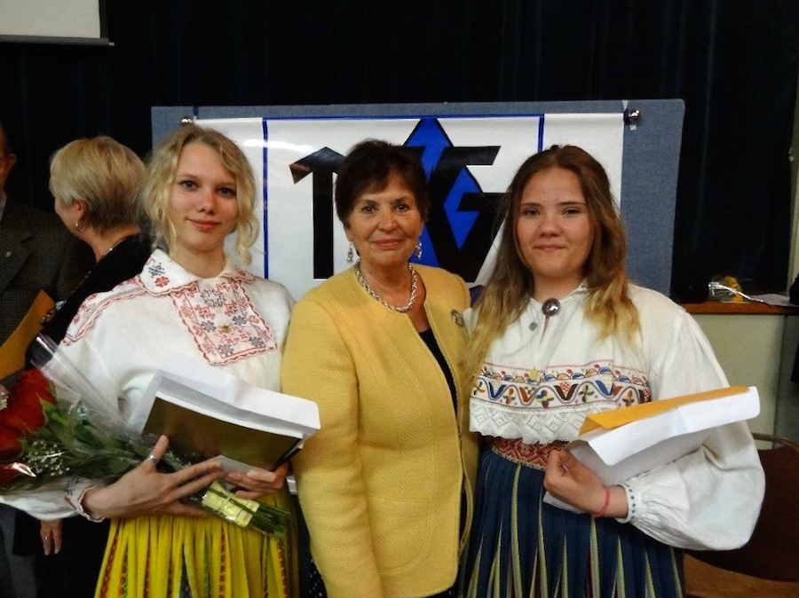 Täiendusgümnaasiumi 32. lennu lõpetajad Hanna Maripuu ja Emma Soolepp koos õpetaja Erika Kessaga. Foto: Kai Kiilaspea