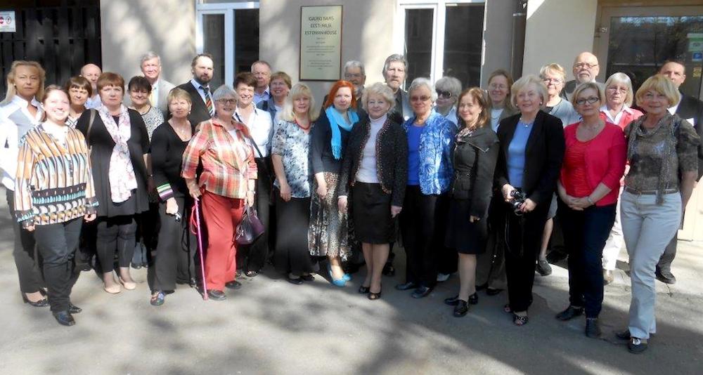 ÜEKNi täiskogust osavõtjaid Riia Eesti Maja ees: Meeli Bagger, Meeri Lepik, Astrid Edwards, Toomas Ojasoo, Reet Järvik, Karin Blakeley, Eric Suuberg, Ellen Leivat, Rain Ots, Pille-Mai Laas, Liia Urman, Rein Abel, Marju Rink-Abel, Mare Litnevska, külaline Soomest, Laas Leivat, Pärja Svarpstina, Jaak Juhansoo, Kersti Linask, Tiina Toomet, Iivi Zajedova, Maia Linask, Ülle Ederma, Leelo Pukk, Kärt Ulman, Priidu Pukk, Maie Kisis-Vainumäe, Külli Sulg, Andrei Lodi. Foto: Aho Rebas