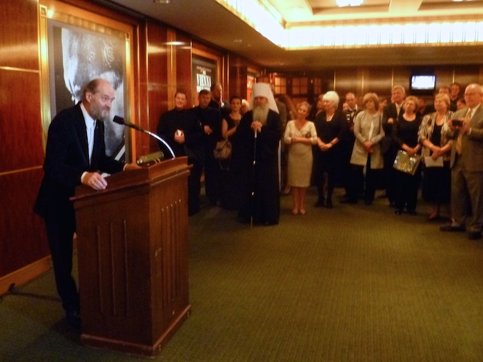 Arvo Pärt tänamas - foto: Arved Plaks