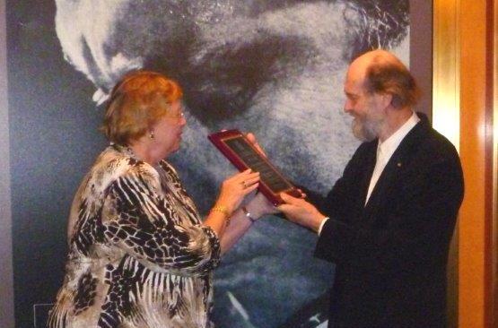 Marju Rink-Abel annab üle tunnustuse Arvo Pärdile Carnegie Hallis, 31. mail 2014