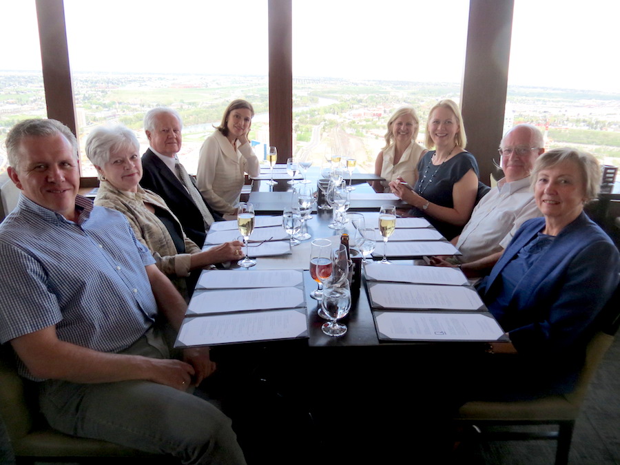 Vasakult ümber laua Calgary Tower keerlevas restoranis - Kevin Ellis, Helle & Jüri Kraav, Eesti suursaadik Kanadas Gita Kalmet, Eesti aukonsul Albertas Christine Robertson, Ave Peetri, Peeter & Helgi Leesment.