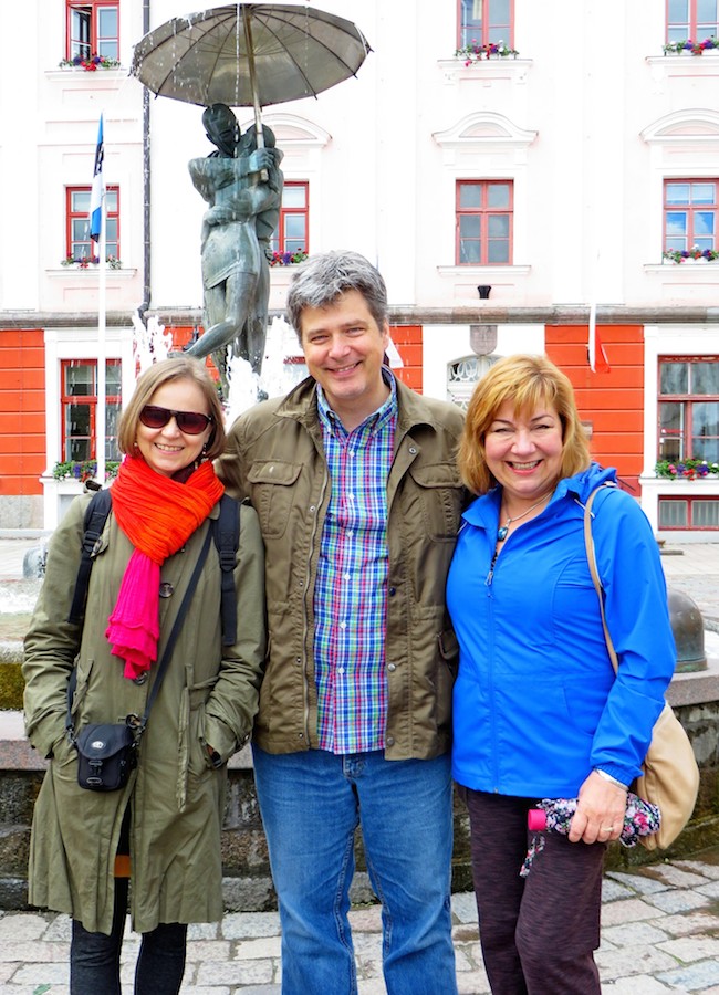 Julia De Sotto in front of Tartu City Hall on her first trip to the land of her heritage, Estonia. Four presentations of her play “I Remember Mama” were staged. From the left, one of the main organizers of her tour, Piret Noorhani, manager Tom Carson and Julia De Sotto. The sponsors of the trip were Tartu College and Estonian Studies Centre.