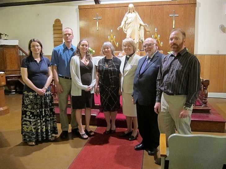 Pildil: pastori tütar Anna (Pitts) Irish, St-Jean-sur-Richelieu’st, poeg Oliver Pitts abikaasa Katie’ga Ottawast, Hille Viires, pastor Kyllikki Pitts ja abikaasa pastor Michael Pitts, poeg Anton Pitts Vancouverist.