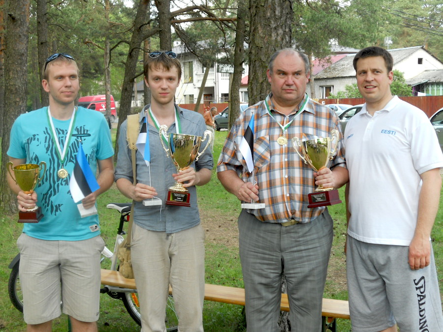 Turniiri võitjad, vasakult: Lauri Teelem (III koht), Sander Kukk (I koht), Rein Ruus (II koht) ning peakorraldaja Jüri Ratas. Foto:Tanel Kiik.