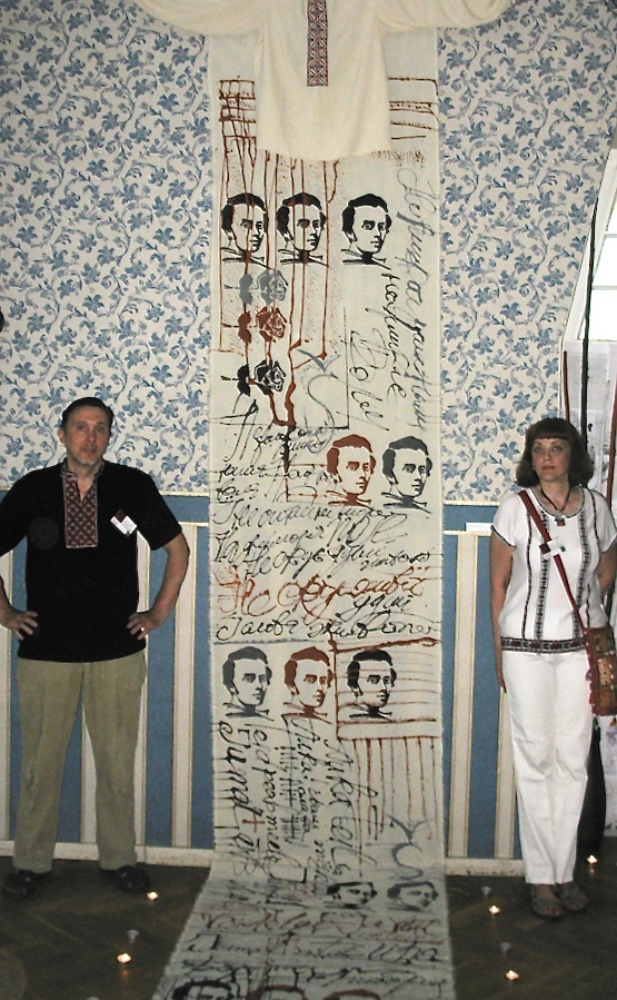 Jäneda mõisa saalis installatsiooni „Elav sõna“ juures seisavad kunstnikud Alexey Vakarchuk ja Katerina Korniychuk. Foto: Oksana Sorokina.