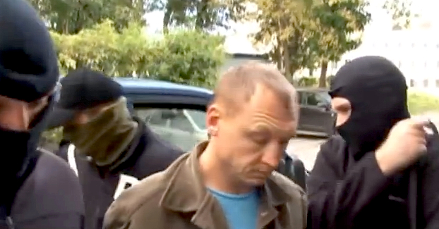 Röövitud Eston Kohver (keskel) - ekraanitõmmis: RuptlyTV/YouTube