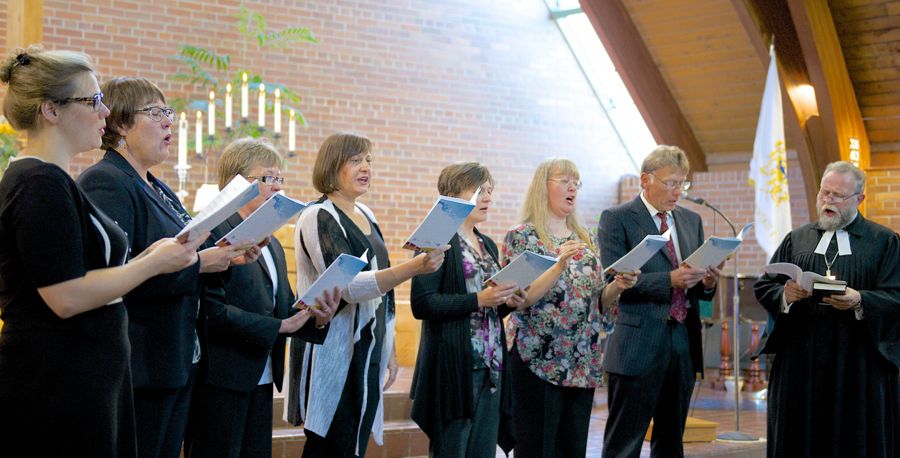 Peetri koguduse vokaalansambel esinemas - foto: Peeter Põldre