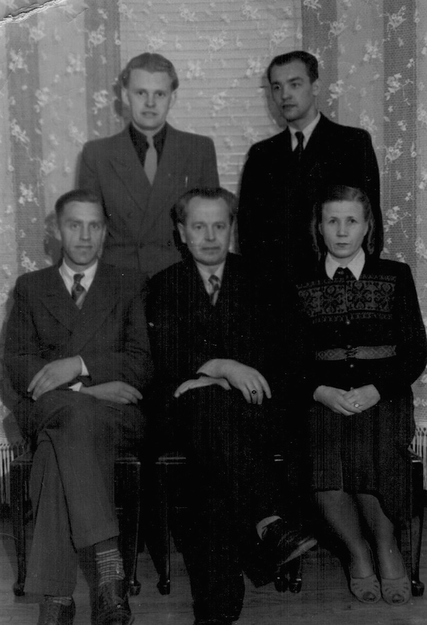 Hamiltoni Eesti Seltsi esimene juhatus mais 1949. Ees vasakult: A. Pille, H. Reio, A. Koit. Taga vasakult: H. Toomsalu, A. Tombak.  Foto: on HES arhiiv