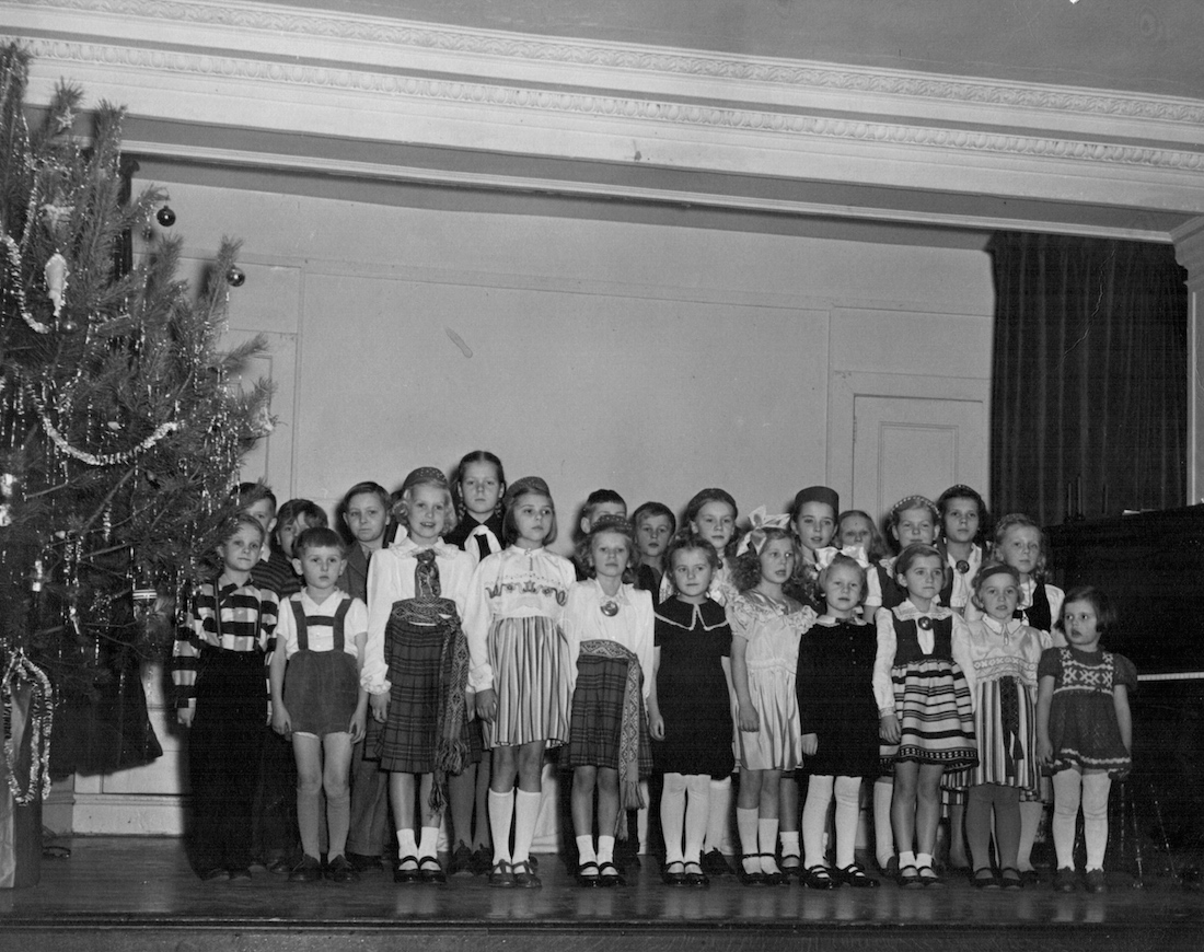 Hamiltoni lapsed jõulupuul kas 1950. või 1951. aastal.  Foto: HES arhiiv