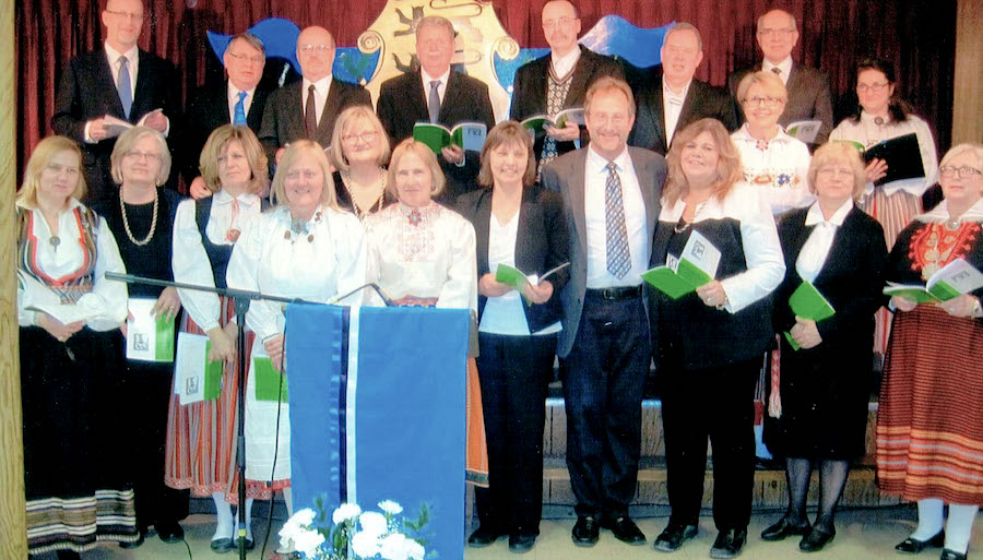 HES Segakoor vabariigi aastapäeva aktusel 2014. a Hamiltonis. Ees keskel on koorijuht Norman Reintamm. Foto: I. Poltov