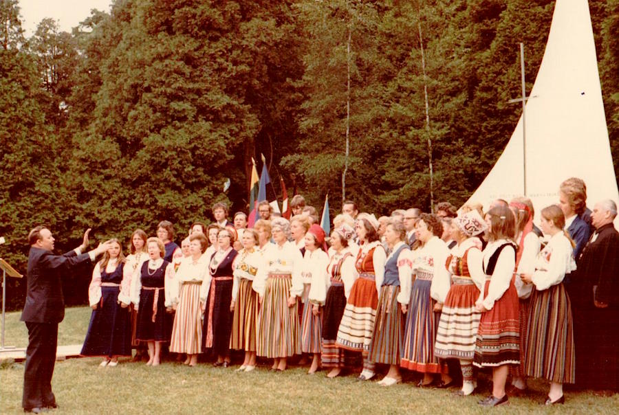 Koor Seedrioru Suviharja aktusel, 1973 a. juunis.  Ees koorijuht Eerik Purje.