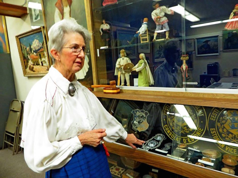 Lakewood arhiiv-2014 2Arhiivi juhataja Enda-Mai Michelson Holland tutvustab külalistele kogusid. Foto: Piret Noorhani