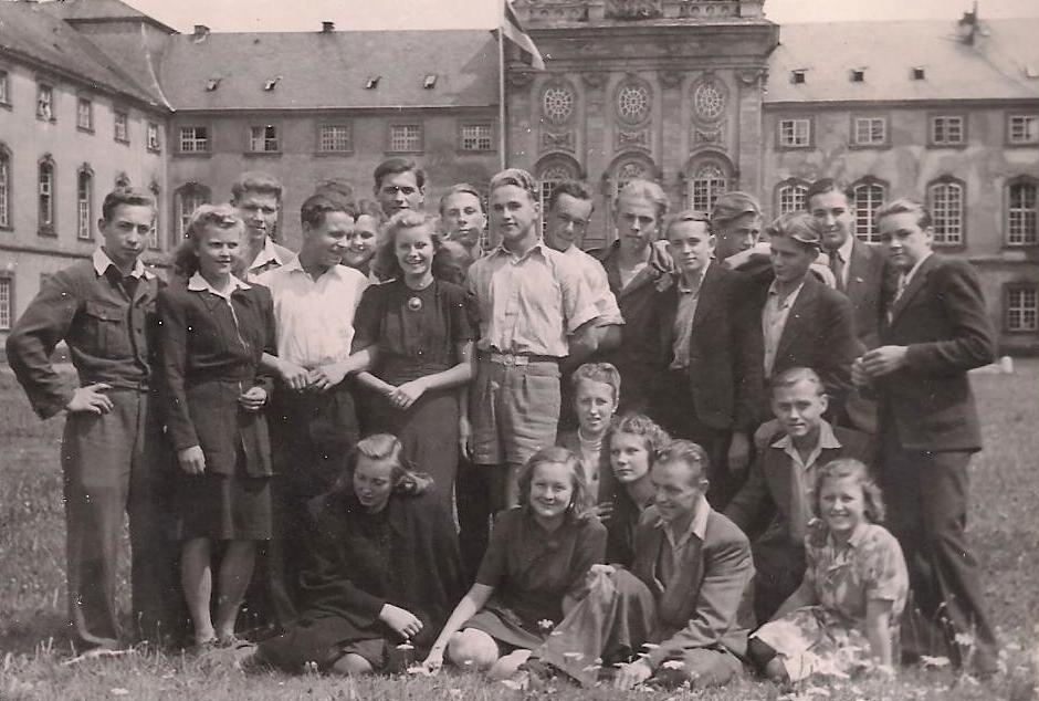 Grupp Hanau laagri skautlikke noori Kleinheubachi sõpradega Löwensteini lossi õuel 1947. Eesreas seistes vasakult neljas sõlega rinnal on Ahte Lillo.