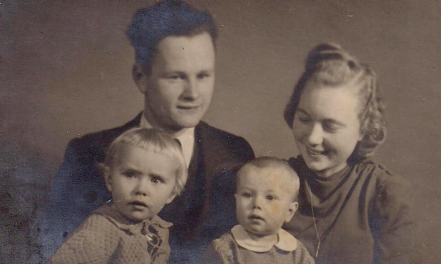 Männiste pere Holzmindenis, veebruar 1945. Ees vasakult: Margit, Vaike. Foto: erakogust.