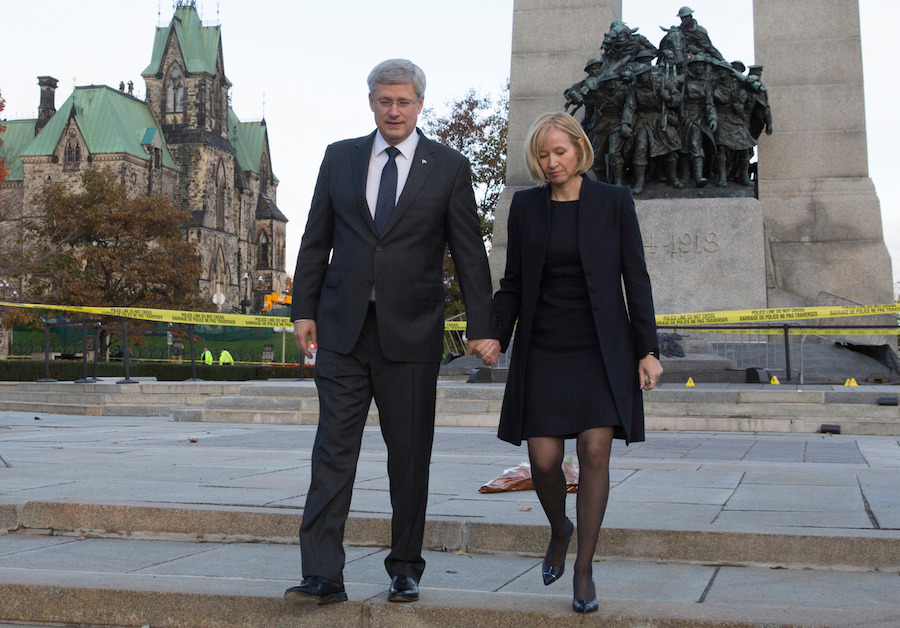 Kanada peaminister Stephen Harper ja pr Harper asetasid lilled tulistamises hukkunud sõduri mälestuseks vabadusmemoriaalile. Foto: Jason Ransom, PMO
