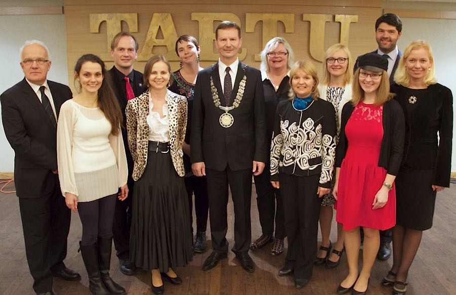 Keskel aukülaline, Tartu Ülikooli rektor prof. Volli Kalm koos teiste Eesti külaliste ning siinsete inimestega, kes on lõpetanud Tartu Ülikooli. Foto: Taavi Tamtik