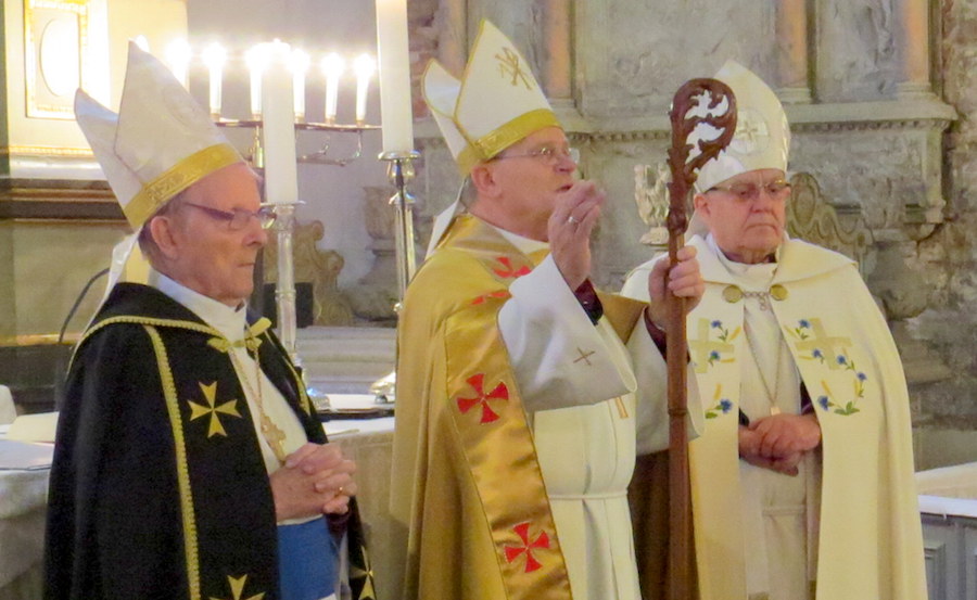 Tallinna Toomkiriku altaris on kolm piiskoppi (vasakult): Andres Taul, Andres Põder ja Einar Soone. Foto: T. Pikkur