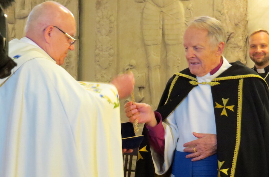 Andres Taul annab ajaloolise piiskopiristi Einar Soone hoole alla. Foto: T. Pikkur
