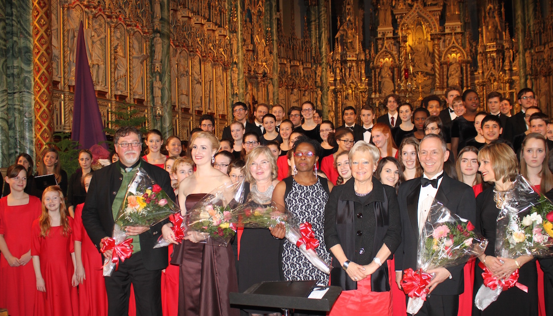 Fotol vasakult: Laurence Ewashko, Calixa Lavallée Choir, Ottawa University, muusikadirektor; sopran Natalya Gennadi Matyusheva, Euroopa Liidu jõulukontserdi peakorraldaja ÜlleBaum, metsosopran Terri-Ann Priel, Euroopa Liidu Suursaadik Kanadas Marie-Anne Coninsx, Robert Filion, Chorale De La Salle muusikadirektor ja Jackie Hawley Ottawa Children's Choir, kunstiline juht. Foto: Douglas Baum