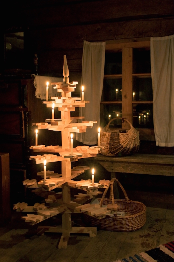 Not just a case of modern day responsible recycling or upcycling, but an old seafaring tradition. While at sea, with no land or KUUSED (fir trees) in sight, MERE/MEHED (seamen) used what they had on hand to craft a symbolic tree. Pieces of leftover lumber were nailed together and decorations could include bits of rope or even ÕNGED (fishing hooks). A 33-metre tree constructed in the same simplistic vein in the N-E Estonian city of Rakvere has become world famous this year, named by Huffington Post as one of the most over-the-top Christmas trees of 2014. Photo: Eesti Vaba/õhu/muuseum, the Estonian Open-Air Museum